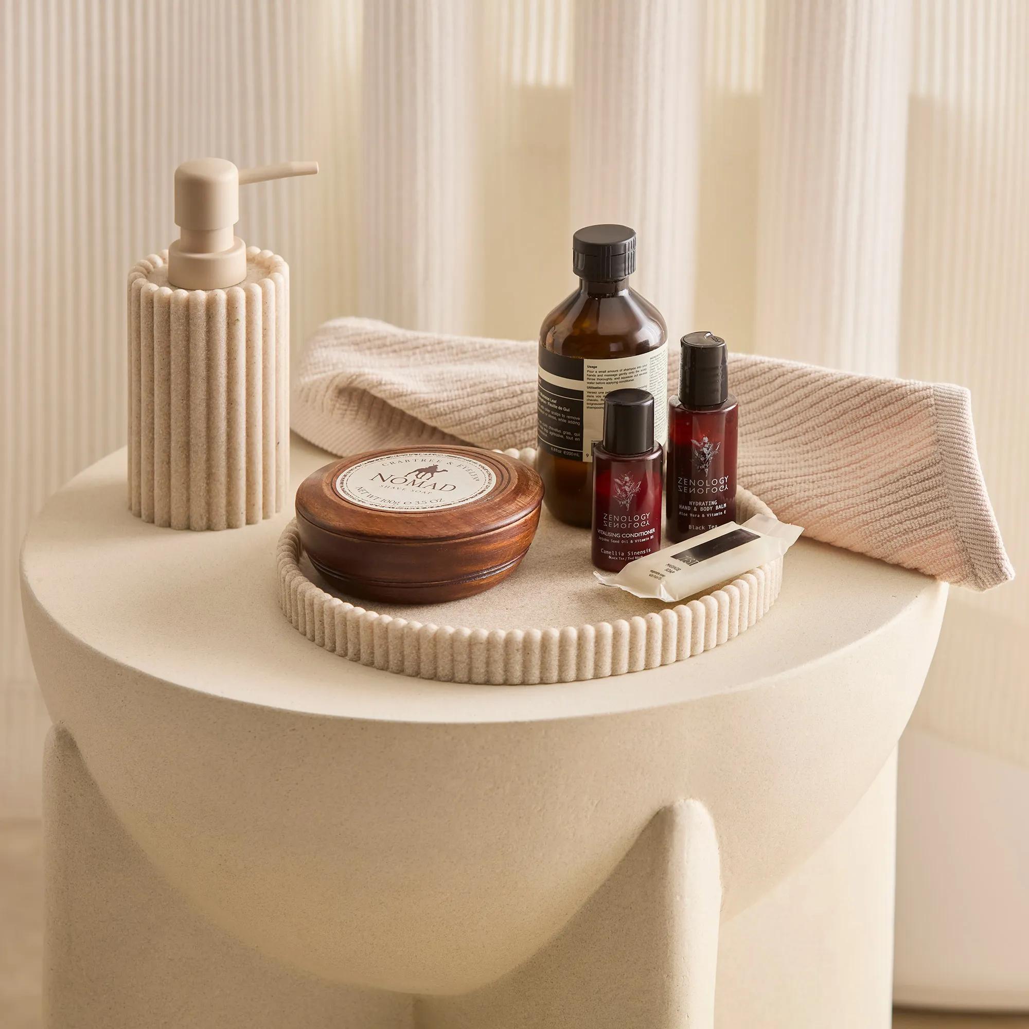 Pompe à savon nervurée