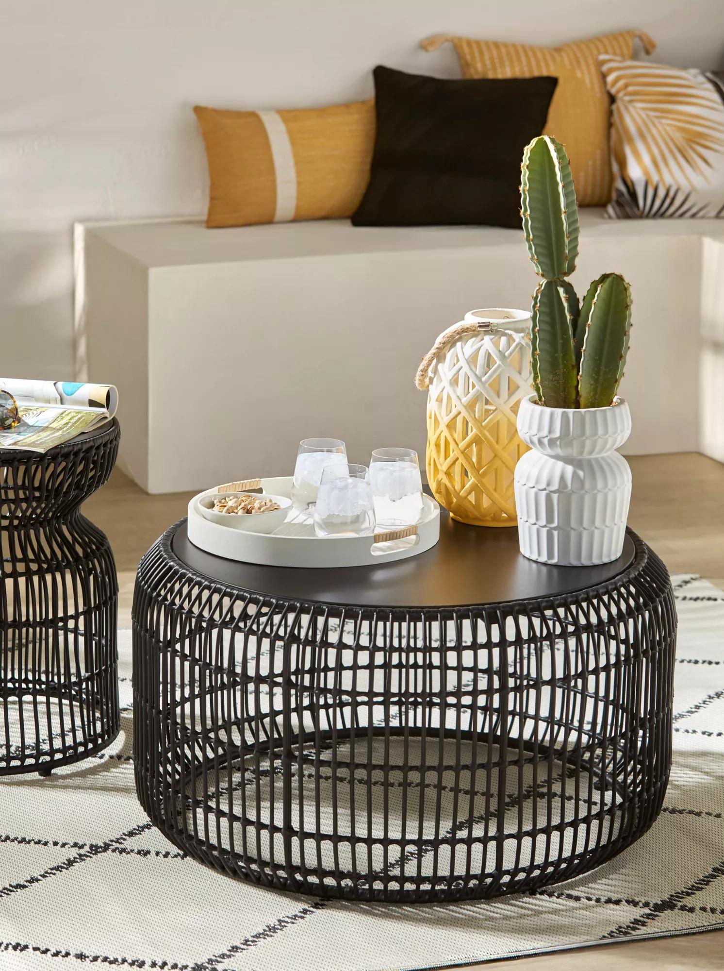 Cactus artificiel dans un pot en céramique