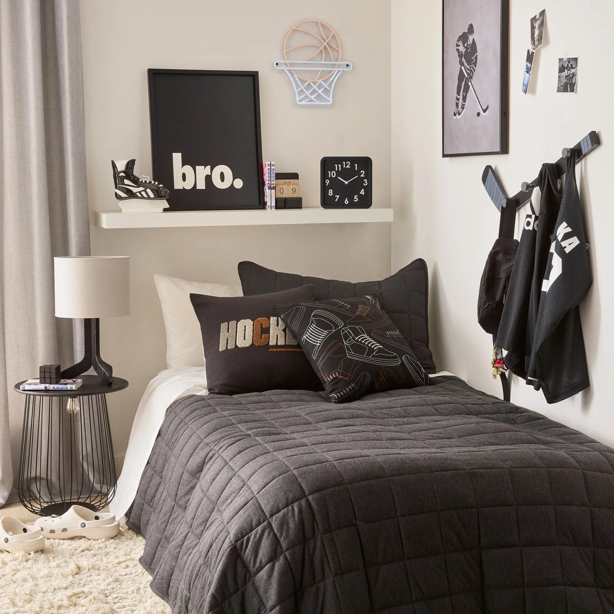 Black And White Bedroom Decor: Stunning Ideas for Timeless Elegance
